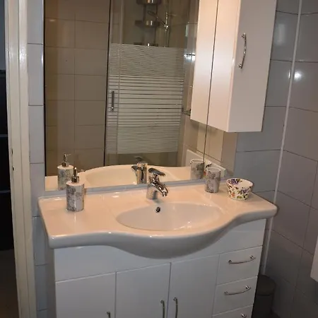 Leone Apartment