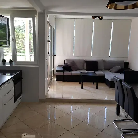 Leone Apartman *